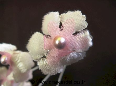 Fleur Maya avec perle pour décoration de tulle de dragées : Fleur Maya rose avec perle pour décoration de tulle de dragées