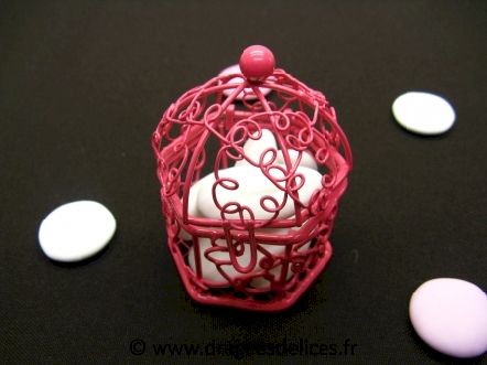 Cage métallique pour mariage baptême et communion en fin de série : Cage métallique fuchsia pour mariage baptême et communion en fin de série