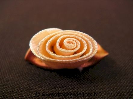 Fleur en satin avec épingle de nourrice pour décoration  : Fleur en satin écru avec feuille et épingle de nourrice pour décoration