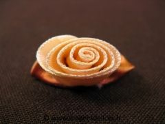 Fleur en satin avec épingle de nourrice pour décoration  Ecru