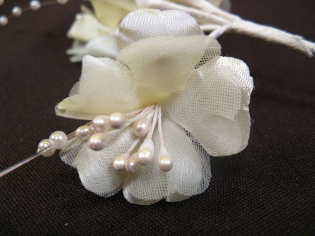 Fleur de seringat avec tiges de perles pour décoration de rond de tulle à dragées : Fleur de seringat ivoire avec tiges de perles pour décoration de rond de tulle à dragées