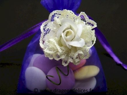 Fleur avec dentelle et épingle de nourrice pour décoration : Fleur blanche avec dentelle et épingle de nourrice pour déco de sac dragées