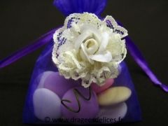Fleur avec dentelle et épingle de nourrice pour décoration Blanc