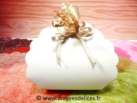 Eventail collection carton glacé à garnir de dragées : Eventail en carton glacé pour dragées blanc