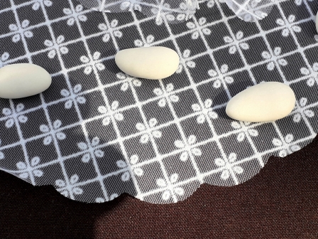 Rond de tulle floqué pour dragées avec des petites fleurs : Rond de tulle floqué pour dragées avec des petites fleurs blanc