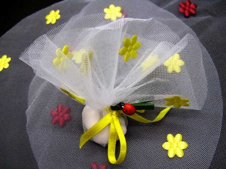 Tulle pour dragées avec décoration fleurs en satin