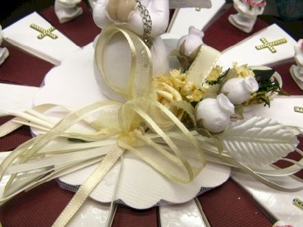 Gateau communion fille bordeaux et blanc avec résines et croix : Bouquet du centre avec bouquet séché roses feuilles et ruban