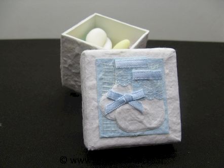 Boite pour baptême en papier maché avec décor chaussons : Boite pour baptême garçon en papier maché avec décor chaussons