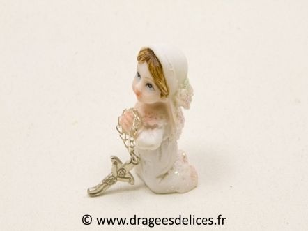 Petit sujet communiant ou communiante à genoux en résine : Petit sujet communiante fille à genoux en résine avec croix