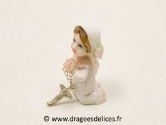 Petit sujet communiant ou communiante à genoux en résine Fille