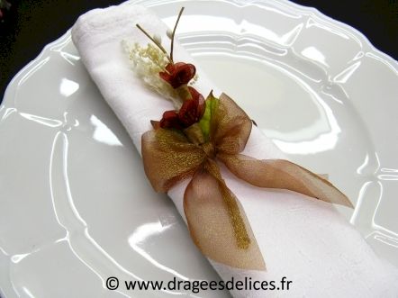 Bouquet avec nœud en organza pour attacher les serviettes
