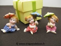 Petite fille avec une ombrelle sujet de décoration pour baptême 