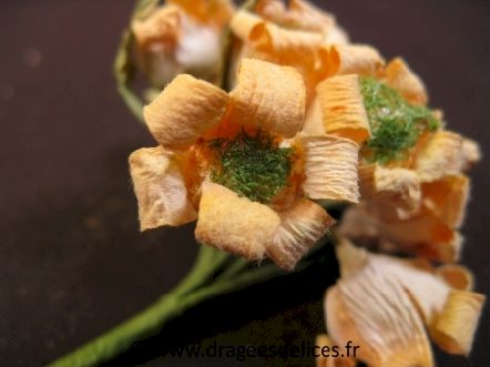 Fleur soleil d´or pour décoration de tulle mariage baptême et communion : Fleur jaune pale pour vos décorations de tulles, boites de dragées et montages de bouquets