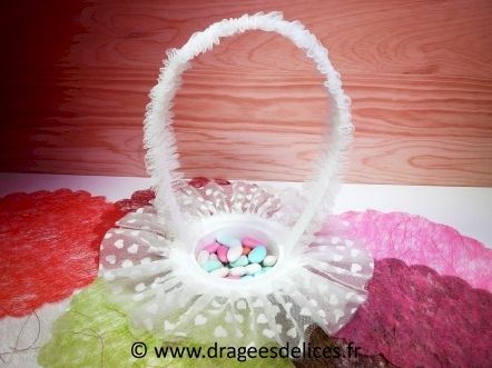 Panier de table en tulle avec coeurs pour présenter vos dragées : Panier de table en tulle avec coeurs pour présenter vos dragées