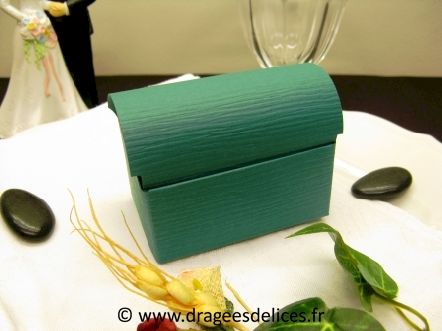 Boite à dragées coffre en promo pas cher : Boite à dragées coffre couleur vert en promo pas cher