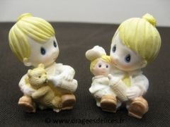 Résine pour baptême garçon ou fille bébé donne le biberon  