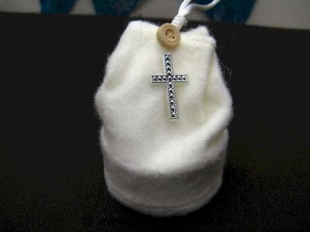 Croix à coller or ou argent : Présentation de la croix collée sur un sac