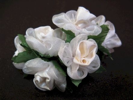 Fleur Frezia en satin et organza pour décorations et scrapbooking : Fleur Frezia écru en satin et organza pour décorations et scrapbooking