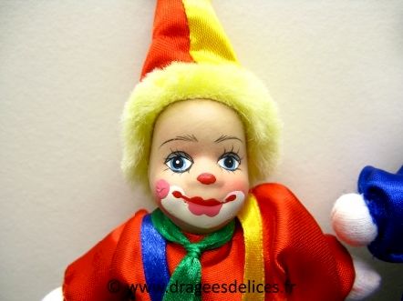 Clown en porcelaine et satin