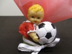 Sujet en résine bébé foot garçon pour décoration de baptême 