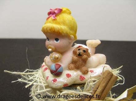 Sujet en résine bébé fille sur son coussin pour baptême  : Sujet en résine bébé fille sur son coussin pour baptême