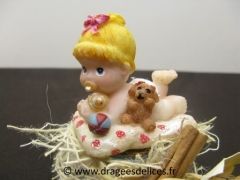 Sujet en résine bébé fille sur son coussin pour baptême  Fille