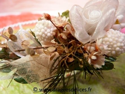 Panier en fer avec son bouquet pour mariage baptême et communion : Détail du bouquet de fleurs