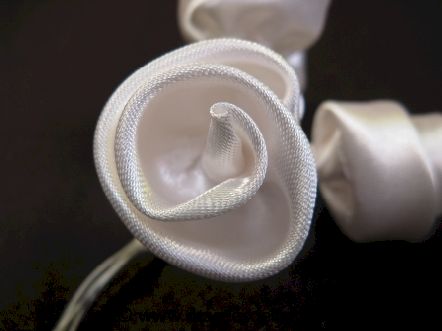 Lot de 11 fleurs en satin pour déco de tulles et boites de dragées : Lot de 11 fleurs blanches en satin pour déco de tulles et boites