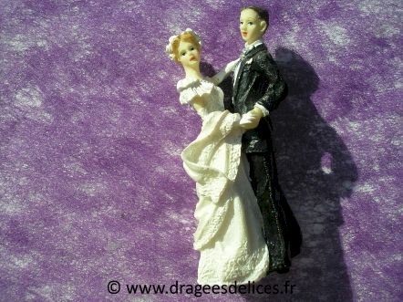 Couple de mariés dansant