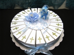 Gâteau pour dragées baptême ou communion garçon en plexiglas 