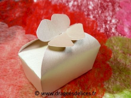 Boite à dragées ou chocolats de noël forme panier en carton moiré : Boite à dragées ou chocolats de noël forme panier en carton moiré