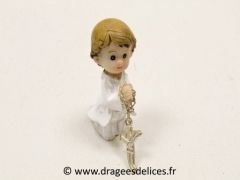 Petit communiant ou communiante à genoux avec croix Garçon