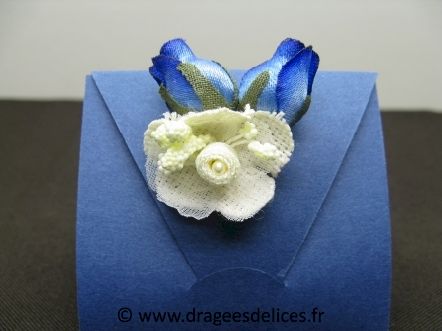 Boite à dragées originale forme étui avec fleurs en décor : Boite dragées étui bleu marine avec décor fleurs