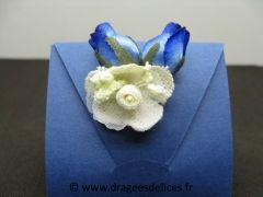 Boite à dragées originale forme étui avec fleurs en décor Bleu marine