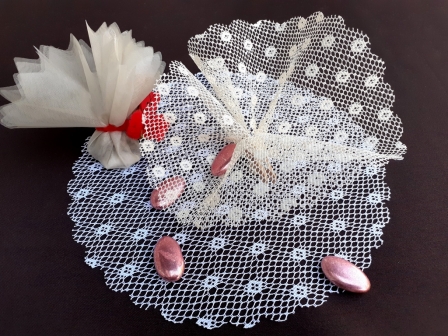 Tulle nid d´abeille en coton avec fleurs brodées pour dragées
