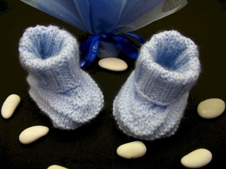 Coffre cadeaux pour baptême garçon ou fille avec ces 2 chaussons : Coffre cadeaux pour baptême garçon avec ces 2 chaussons tricotés à la main