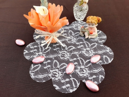 Tulle en dentelle fine blanche avec fleurs et feuilles brodées