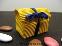 Mini coffre pour dragées ou chocolats de noël en carton ondulé Jaune