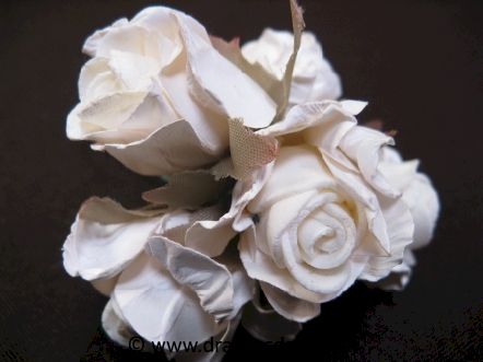 Fleur en papier et mousse avec feuilles pour décoration de fête : Fleur en papier et mousse couleur blanche avec feuilles pour décoration