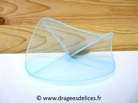 Tulle unis bord fil rigide à garnir avec des dragées : Tulle unis bleu ciel avec bord fil rigide à garnir avec des dragées