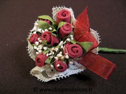 Bouquet pour décoration avec fleurs, ruban et dentelle : Bouquet bordeaux pour décoration avec fleurs, ruban et dentelle