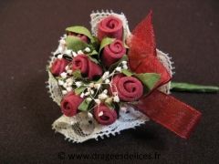Bouquet pour décoration avec fleurs, ruban et dentelle Bordeaux
