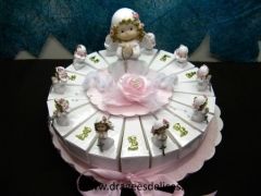 Gâteau communion fille pour dragées avec résines et communiantes or 