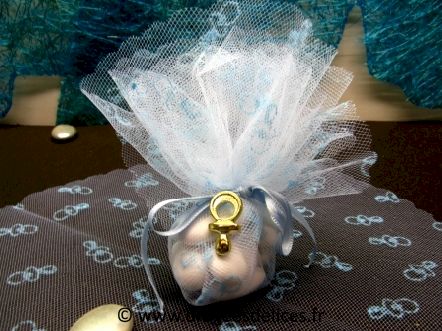 Rond en tulle à dragées baptême motif tétine : Rond de tulle baptême bleu ciel garçon