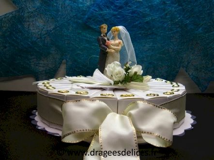 Gâteau mariage à garnir de dragées avec couple et alliances : Gâteau mariage à garnir de dragées avec couple et alliances