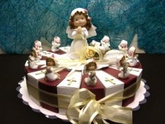 Gateau communion fille bordeaux et blanc avec résines et croix 