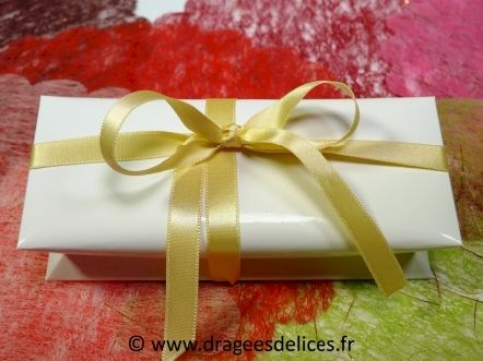Boite en carton glacé pour mariage baptême ou communion : Boite à dragées rectangulaire en carton glacé blanche