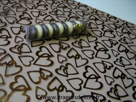 Chemin de table coeurs organza en fin de série : Chemin de table en organza avec motifs coeur marron en promo