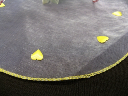 Tulle avec des cœurs en voile brillant pour dragées : Tulle avec des cœurs jaunes en voile brillant pour dragées