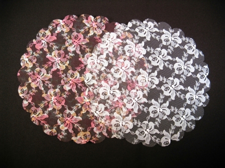 Tulle pour dragées en dentelle avec des fleurs brodées